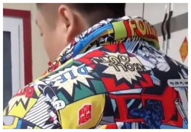 毫无演员包袱?谢永强之后宋晓峰也发福,啤酒肚抢镜好显老