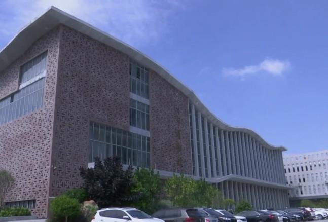 吴川市博物馆位于市区海港大道最南面,临近南海,占地1万6千多平方