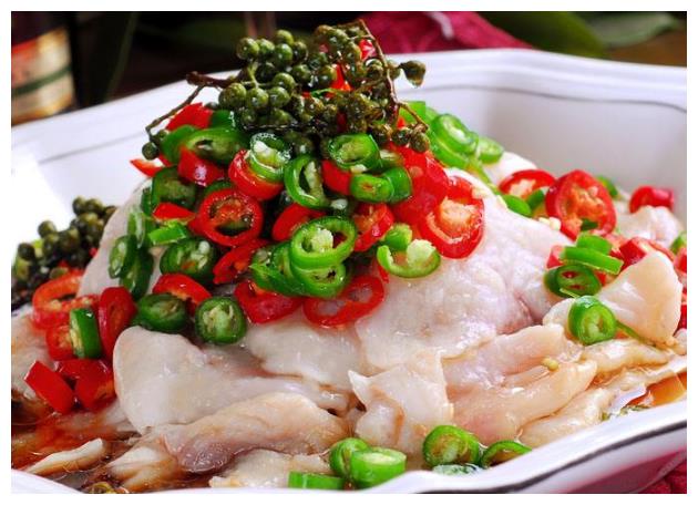 香麻鱼片材料:鱼身肉,金针菇适量,干尖椒,花椒.做法:1.