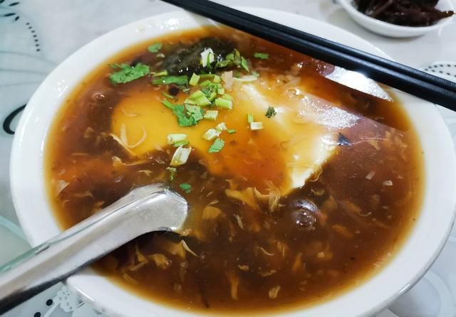 商河老豆腐,配上一颗卤蛋,其实商河人早晨吃豆腐脑,配的是馒头,绝对不
