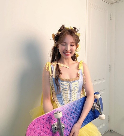 韩国女团twice成员林娜琏近日在sns发布一组近照,展示其清纯动人的