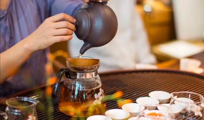 为什么广东人喜欢喝茶谈生意,北方人喜欢靠酒,茶文化你知多少?