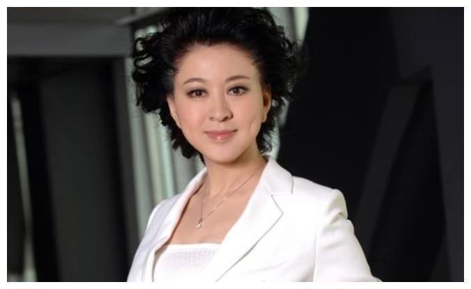 赵本山亲手把她捧红,她却花60万整容18次,被前男友骗的人财两空