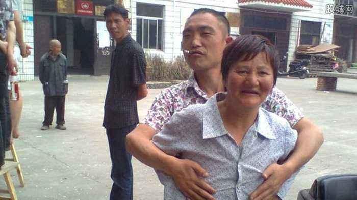 60岁老太太网恋18岁小伙,最终被骗几十万是否值得同情?