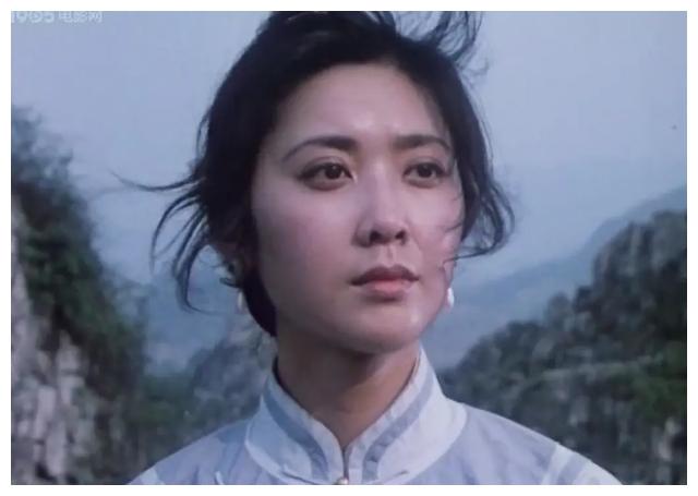 1982年,在《梨园传奇》中饰演女主角花想容.