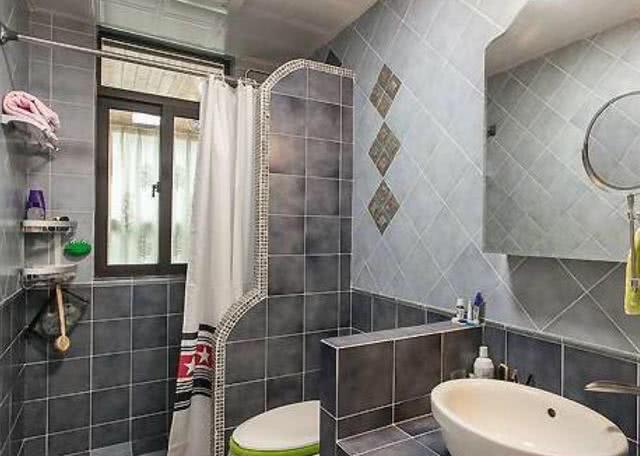 淋浴房别用玻璃装了让工人砌个半墙来隔断防潮耐脏还漂亮