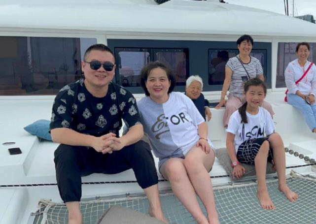 岳云鹏老婆晒度假照两个女儿没一个遗传妈妈浓眉大眼都像爸爸