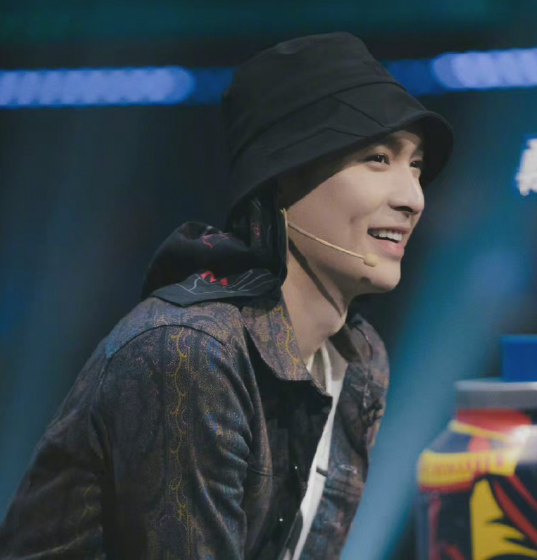 张艺兴街舞4,卫衣夹克77渔夫帽,酷飒有型__财经头条