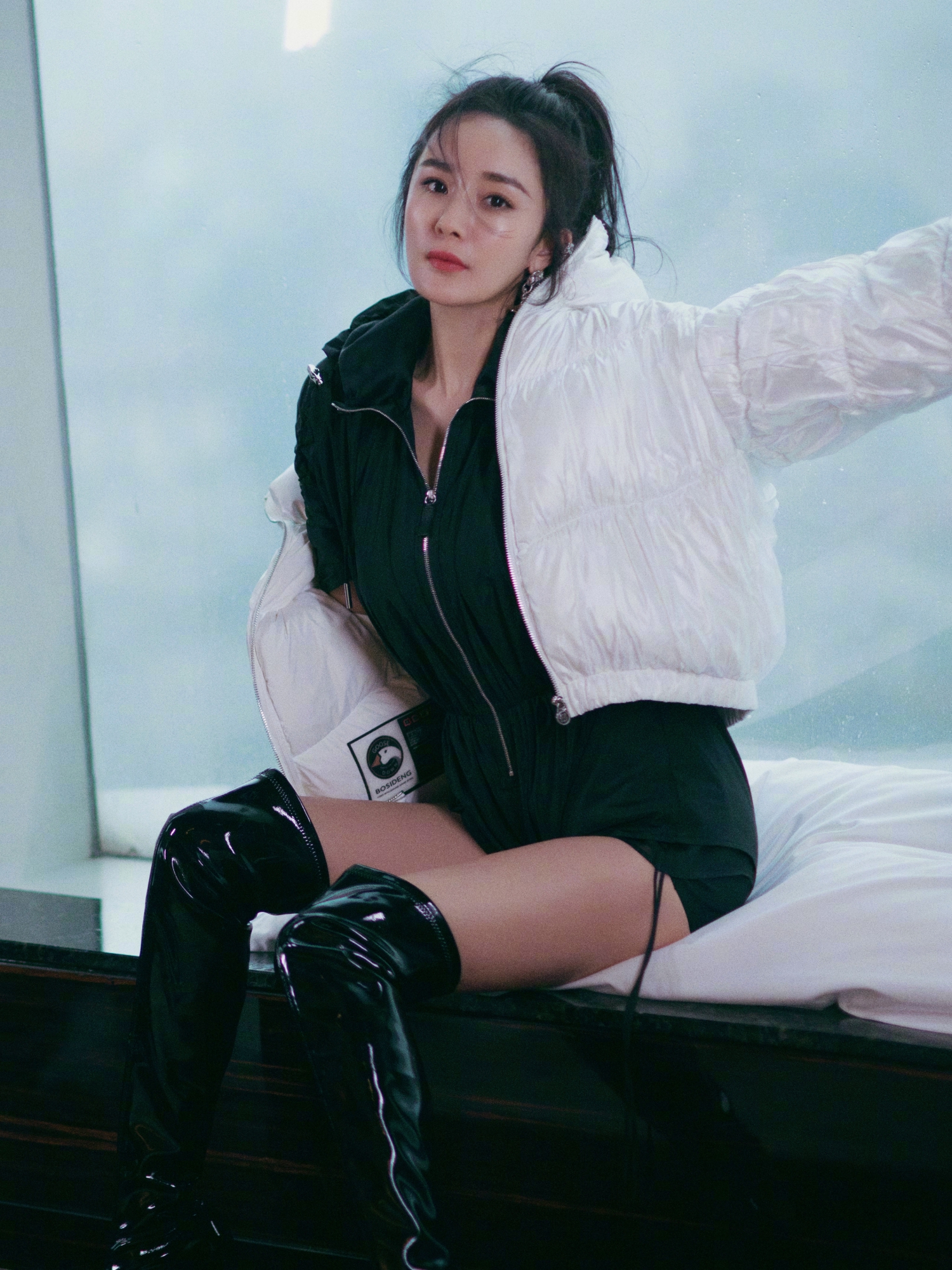 长靴,大秀笔直纤细的性感大长腿的同时,也很好地修饰了杨幂的腿部线条