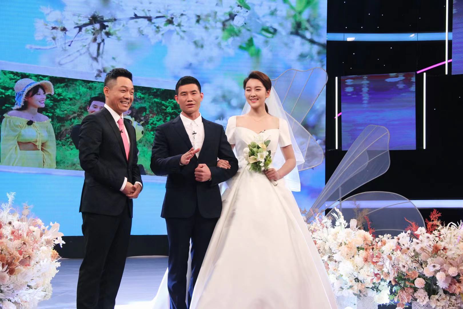 谢孟伟携妻子做客男人世界节目中大秀恩爱补办梦幻婚礼