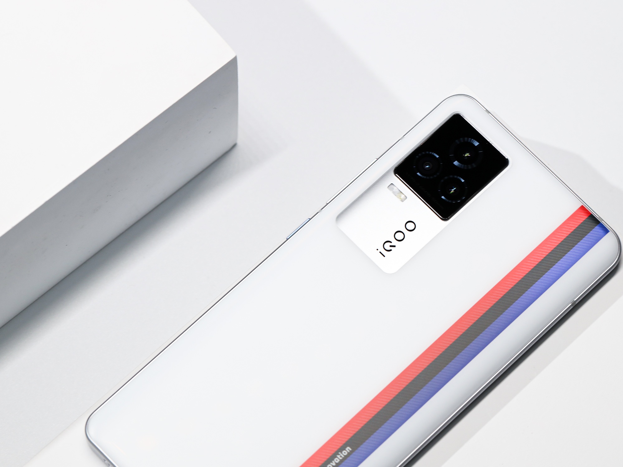 实力强悍的旗舰速度美学 iqoo 7传奇版图赏__财经头条