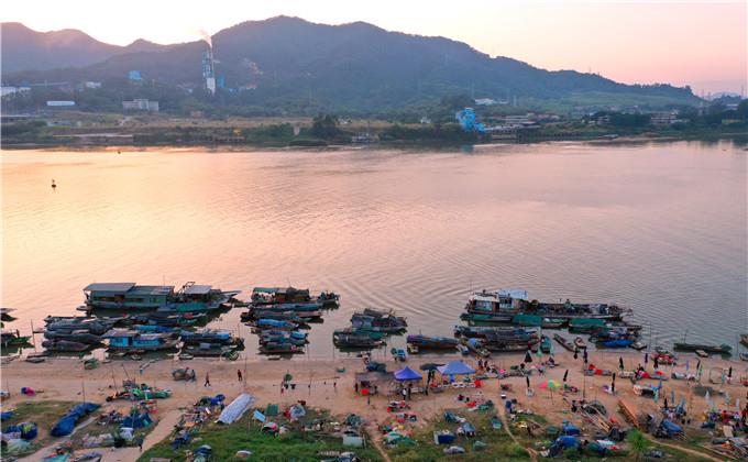 现代人喜欢住高楼大厦,佛山市三水区大塘这些疍家人还是以船为家