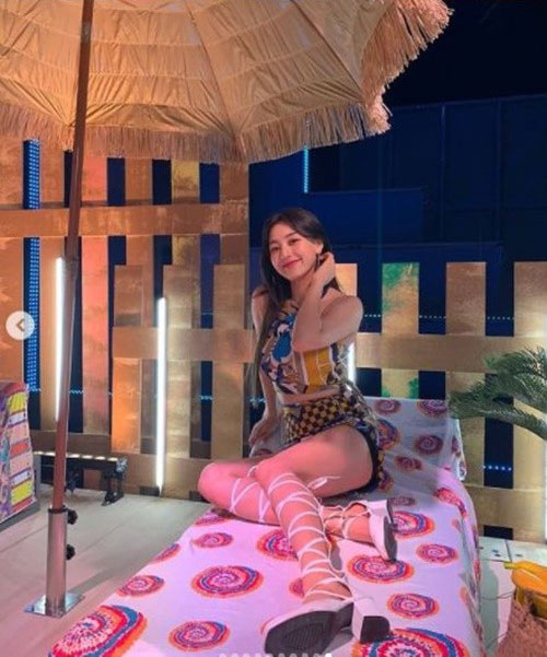 Twice成员朴志效sns发照绑带高跟鞋秀腿