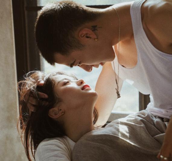 亲吻的过程中肯定是轻车熟路的,比如说撩你,强吻,搂腰等动作一气呵成