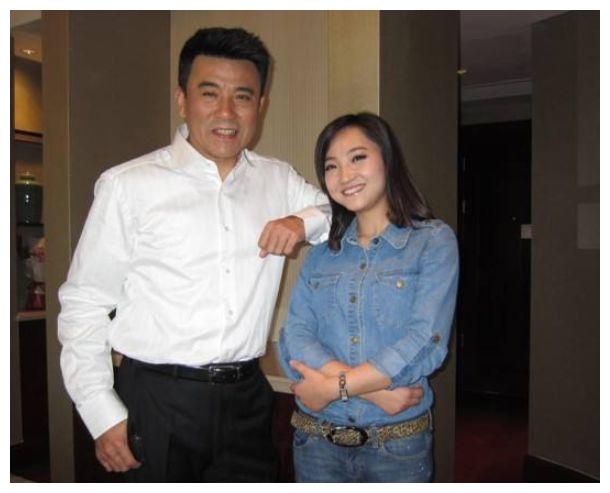 结婚10年靠老婆养家,老婆患病30年依旧不离不弃,55岁终获得影帝