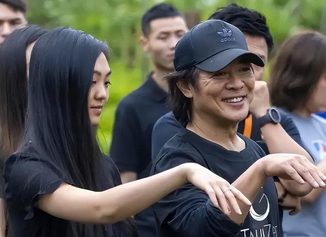 杨紫琼和李连杰聚会,60岁了不显老,与76岁男友没结婚没孩子