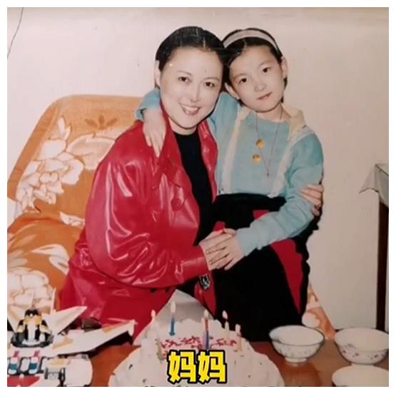 余声曝妈妈已离世,自己对着家的方向磕头,未来会教儿子读外婆