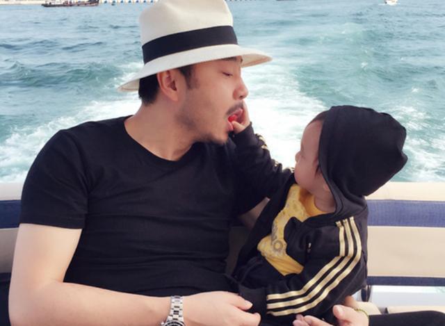 小沐沐替爸爸汪涵主持,一本正经cue流程,小奶音萌化了