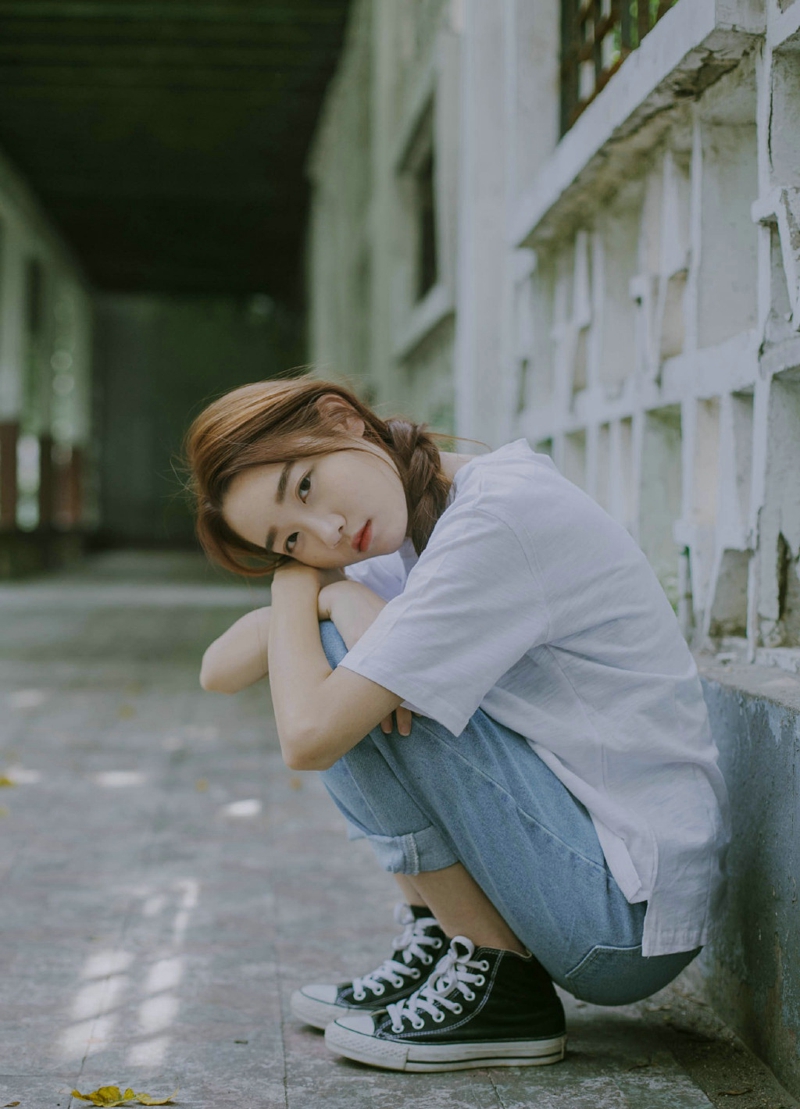 白t牛仔帆布鞋素雅美女安静怡人写真