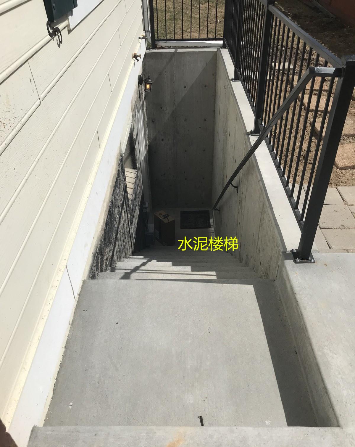 我喜欢底复式把楼梯装在下沉式院子里通往地下室方便也省地方