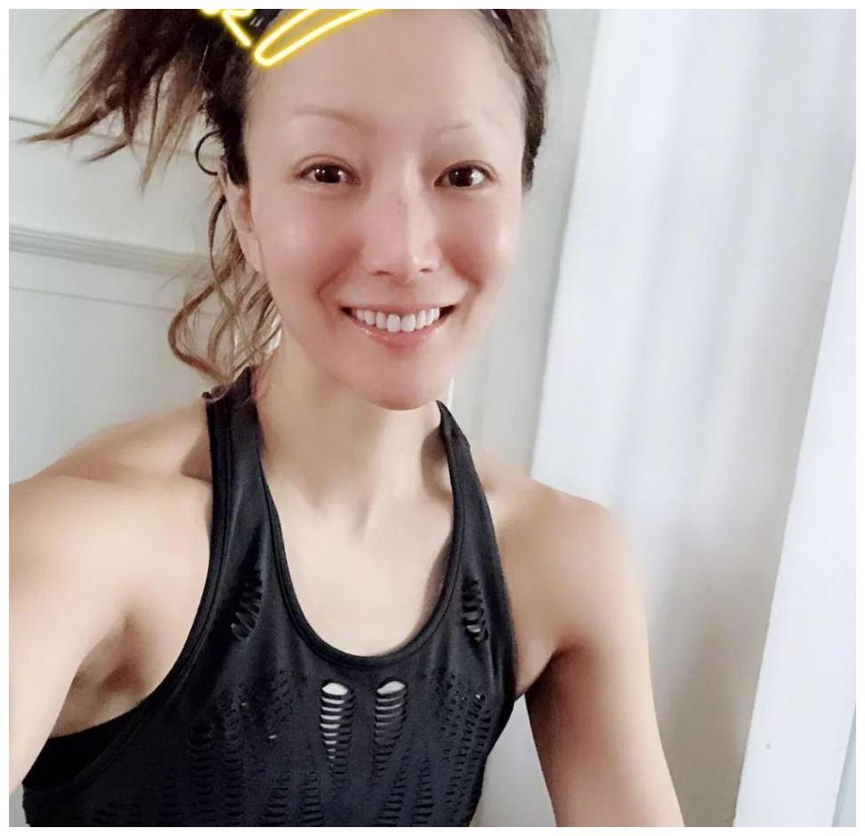 郑秀文在家素颜唱歌,眉毛淡的几乎没有,穿很普通的格子衫!