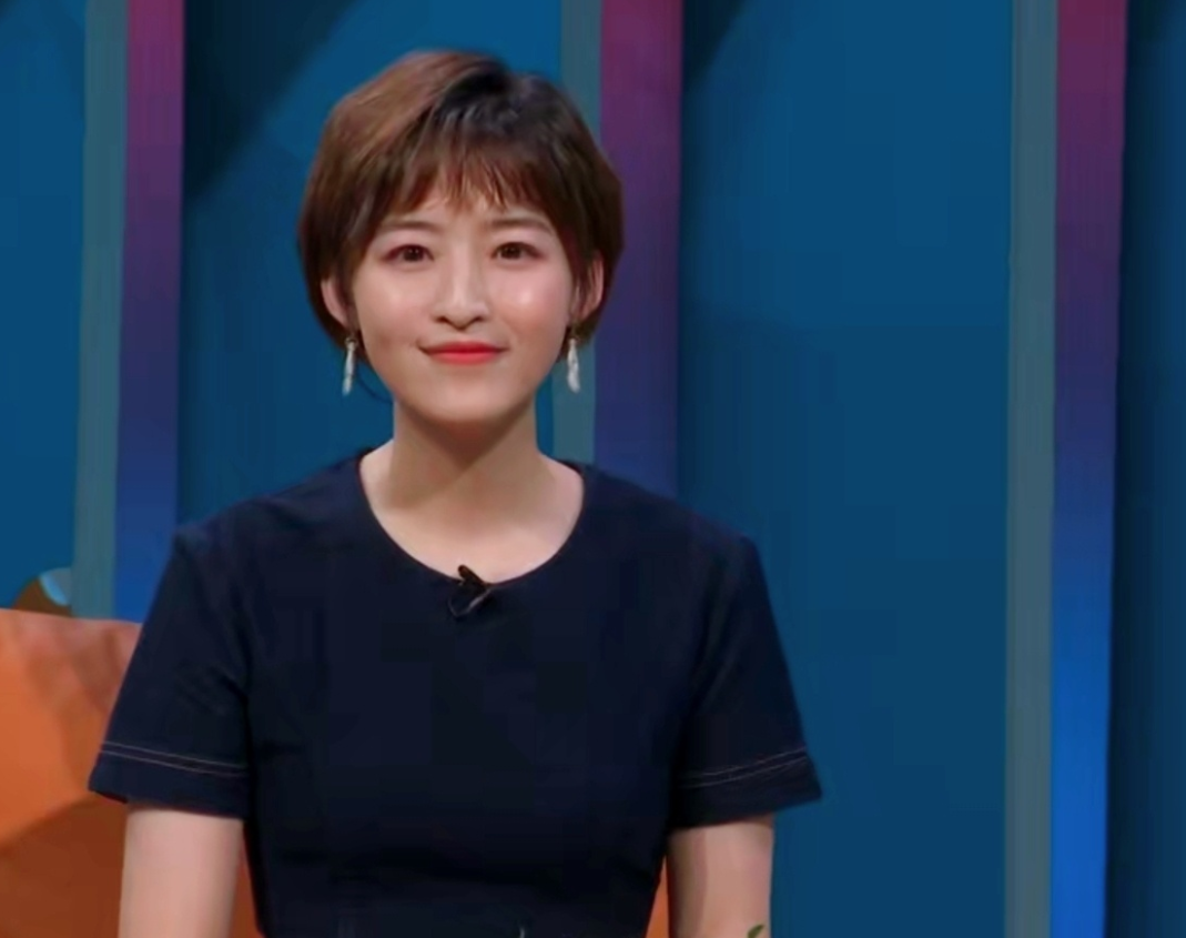 足球主播杨茗茗晒出自己主持今夏欧洲杯节目的照片