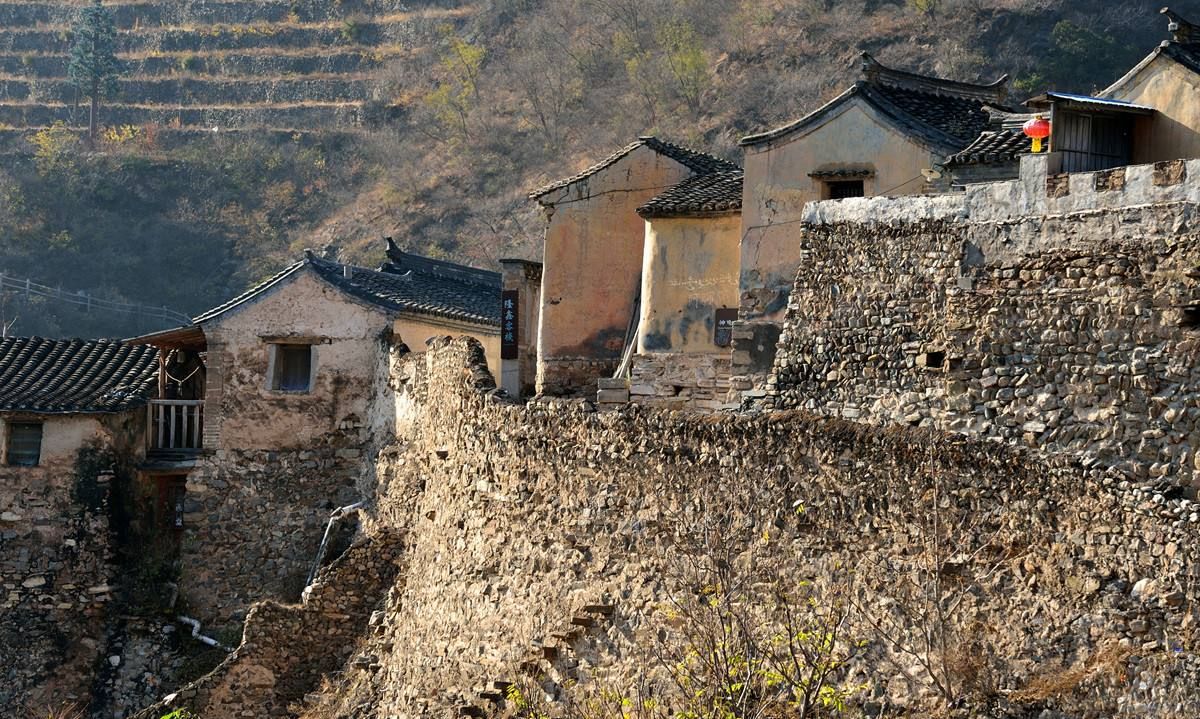 京西古村爨底下,是有名的明清古村,建筑古色古香,村子布局奇特