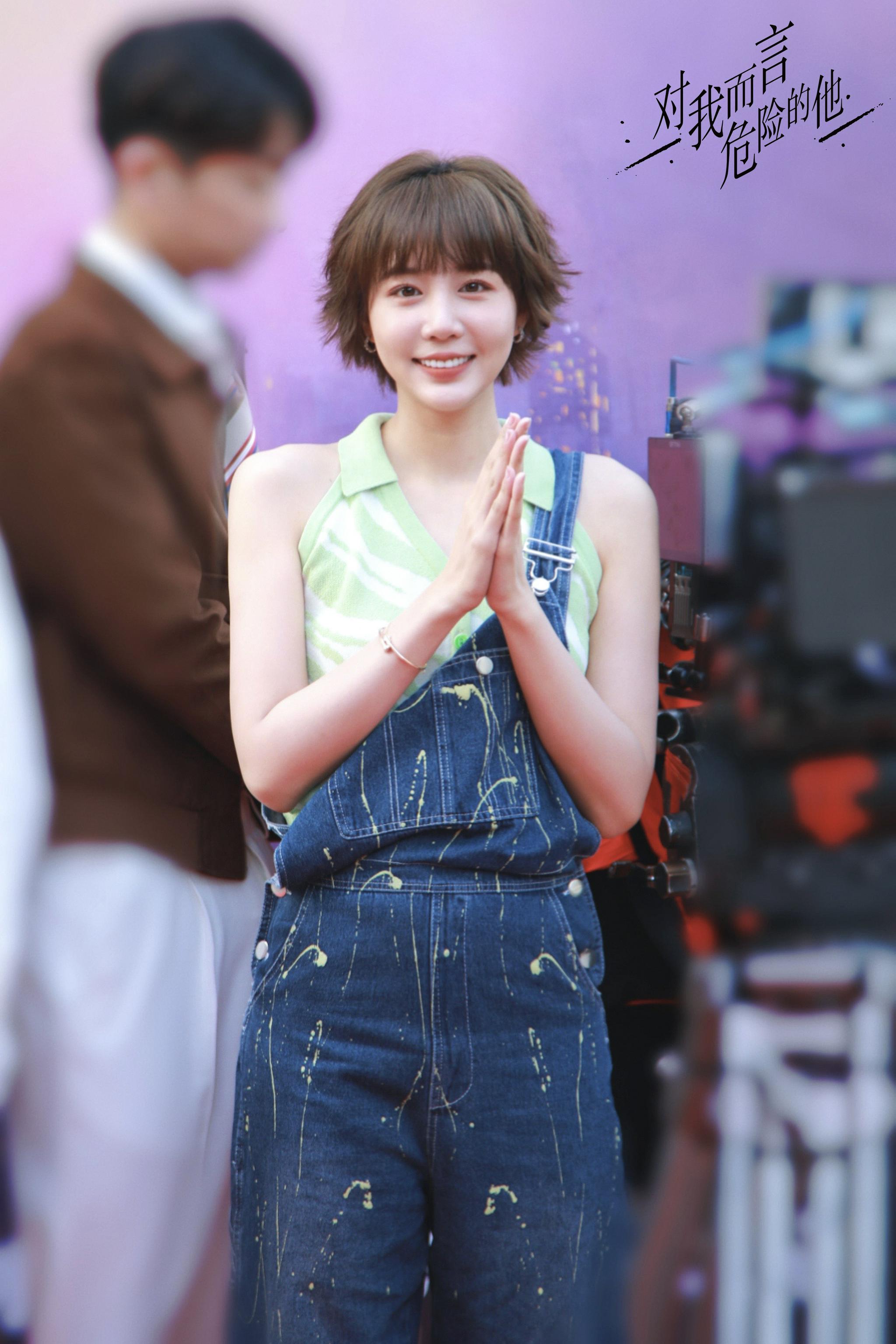 李欣燃对我而言危险的他开机化身爱嗑糖的小学渣