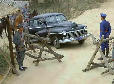 女军官认贼作父卖国求荣,还妄想通过路障,参谋长直接拿下她!