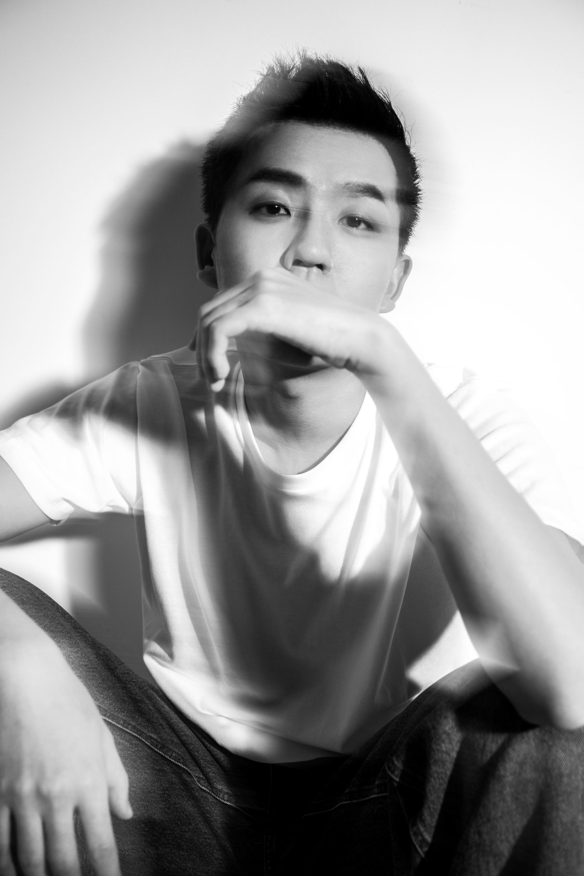 武麟黑白光影写真 五官精致尽显帅气棱角