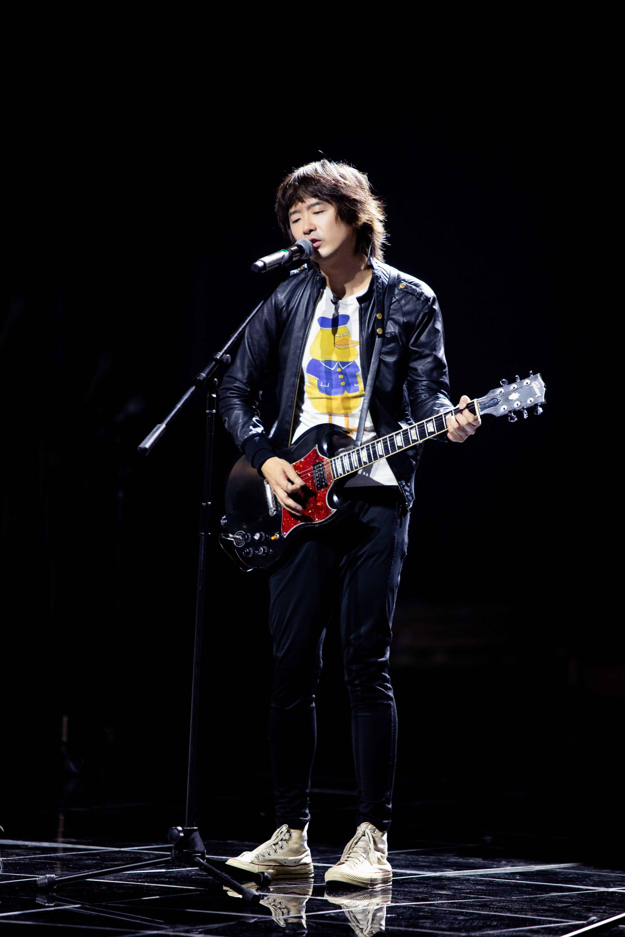 新裤子亮相"乘风破浪的姐姐" 摇滚与女团首破次元壁