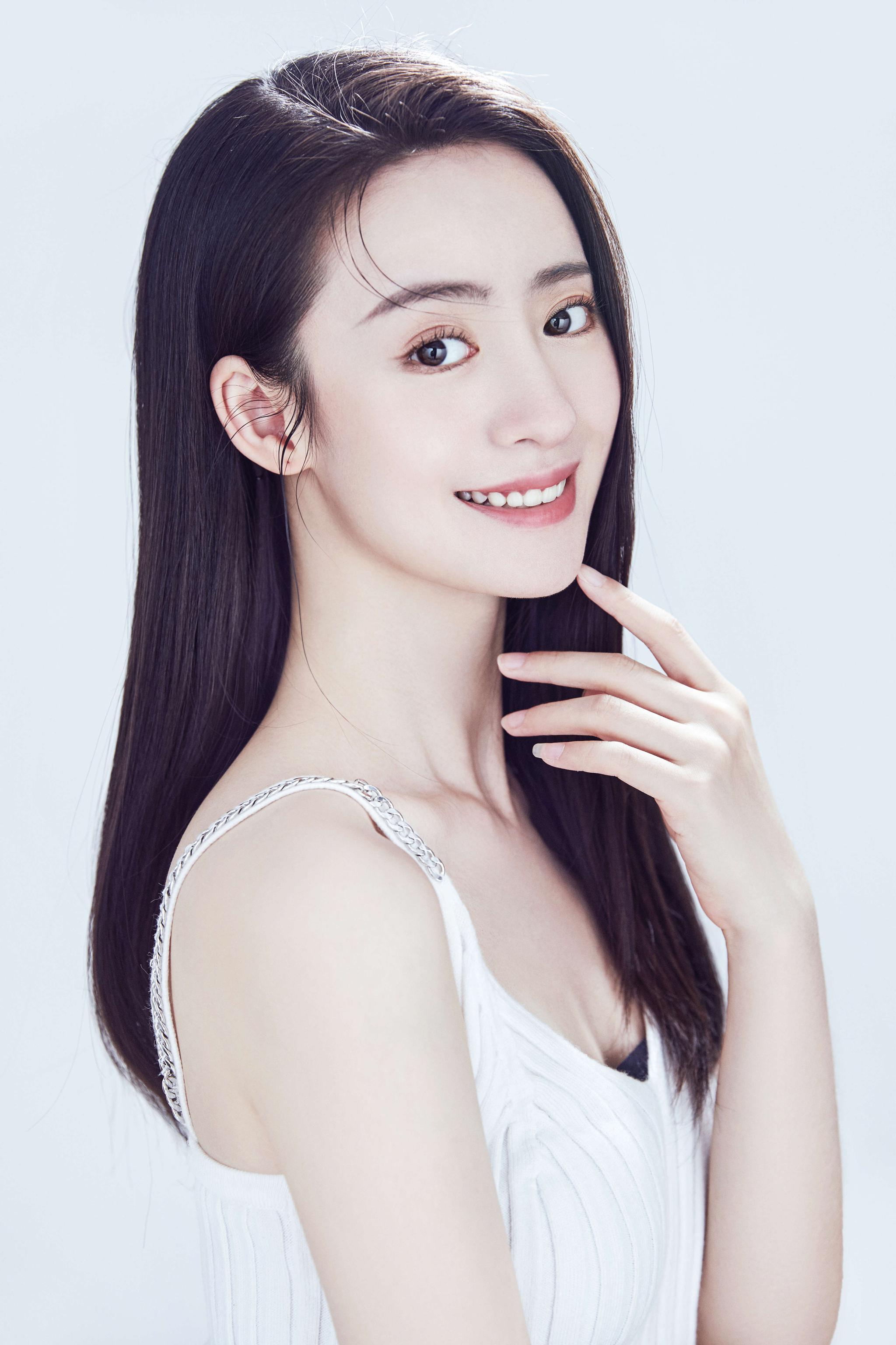 近日,演员依灵曝光了一组充满少女感的清新写真,依灵披散着黑长直发
