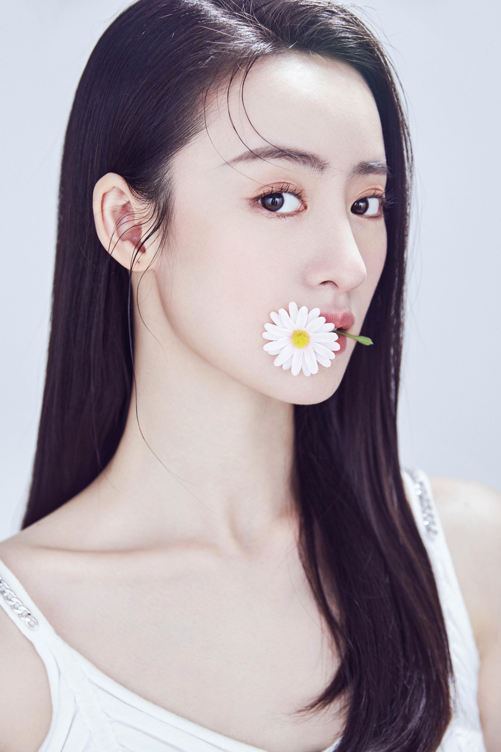 依灵古装大戏横店热拍中清新少女感写真展恬静淡雅气质