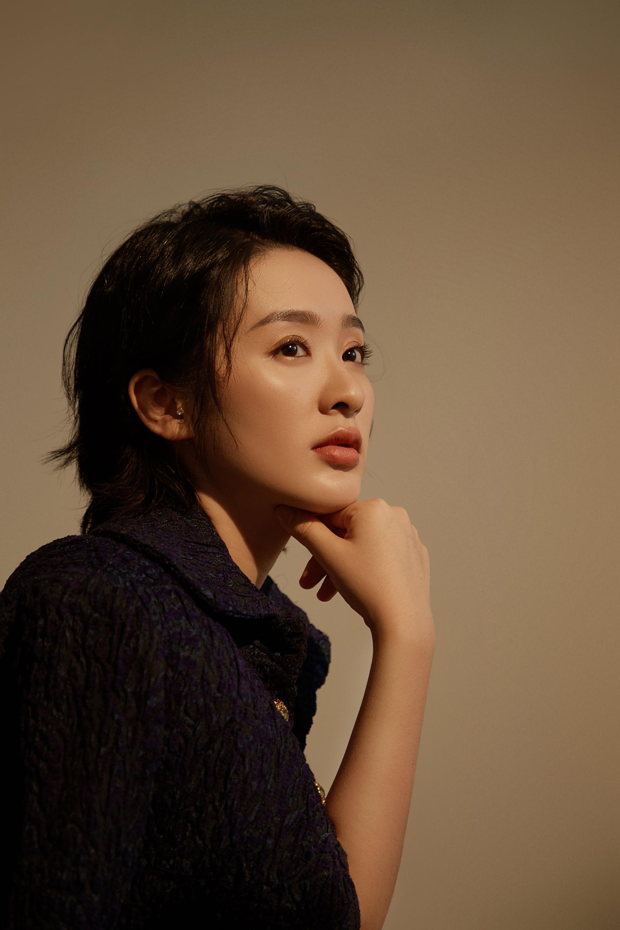 陈奕静全新写真释出 对镜浅笑温婉端庄尽显女神风韵