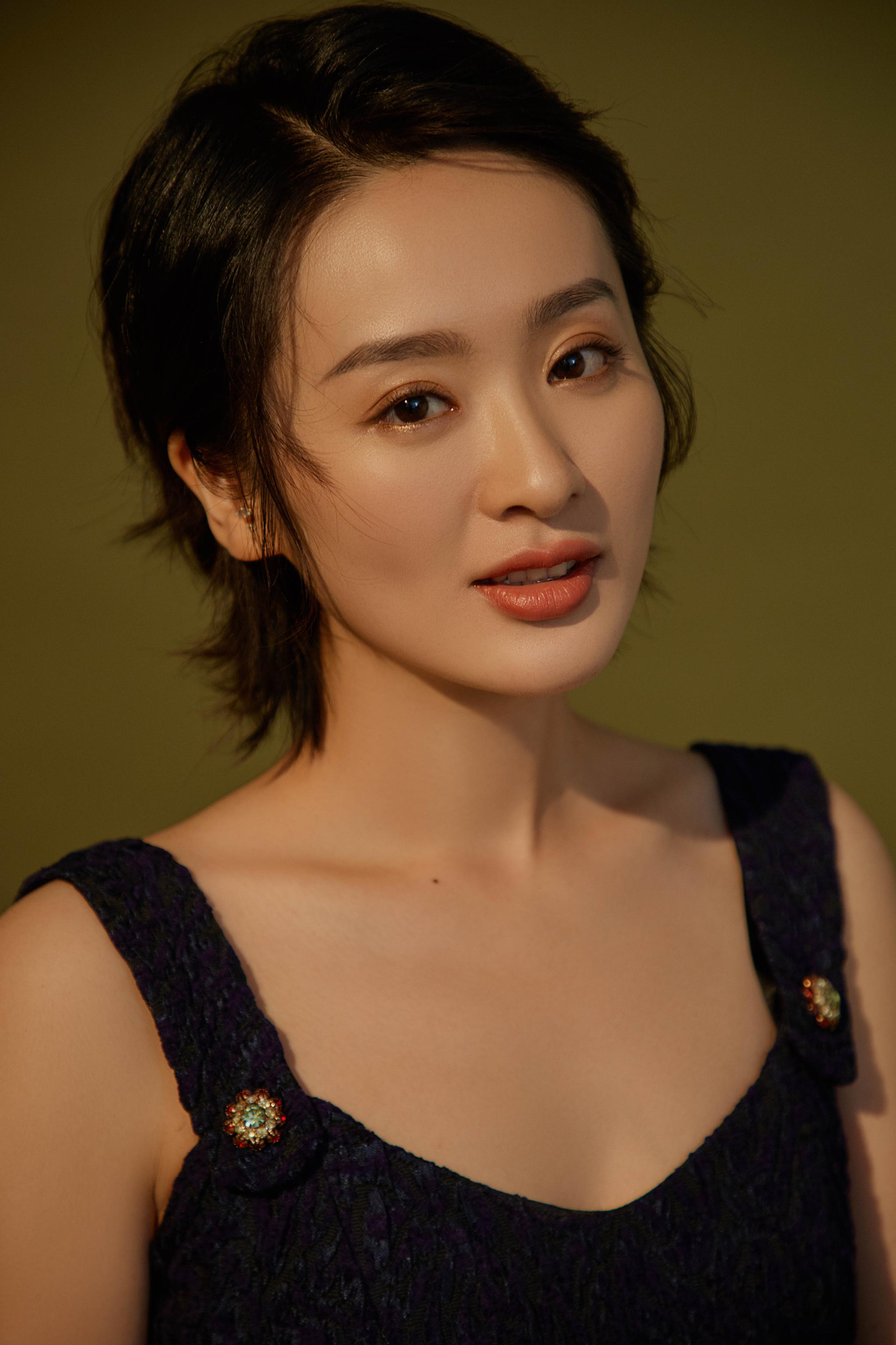 陈奕静全新写真释出 对镜浅笑温婉端庄尽显女神风韵