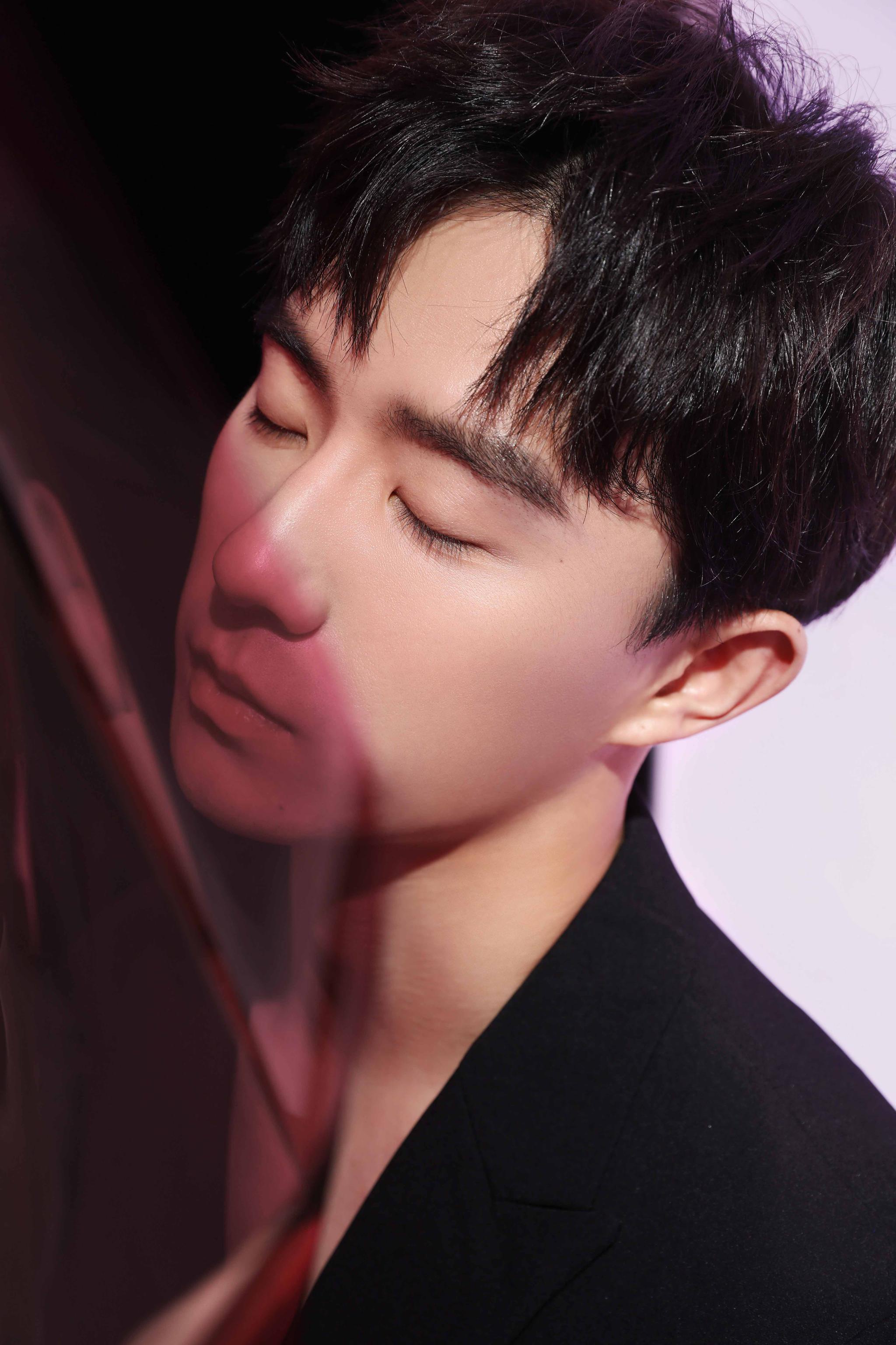 郑好粉色光影大片曝光 纯黑西装温润雅致彰显少年独特气质