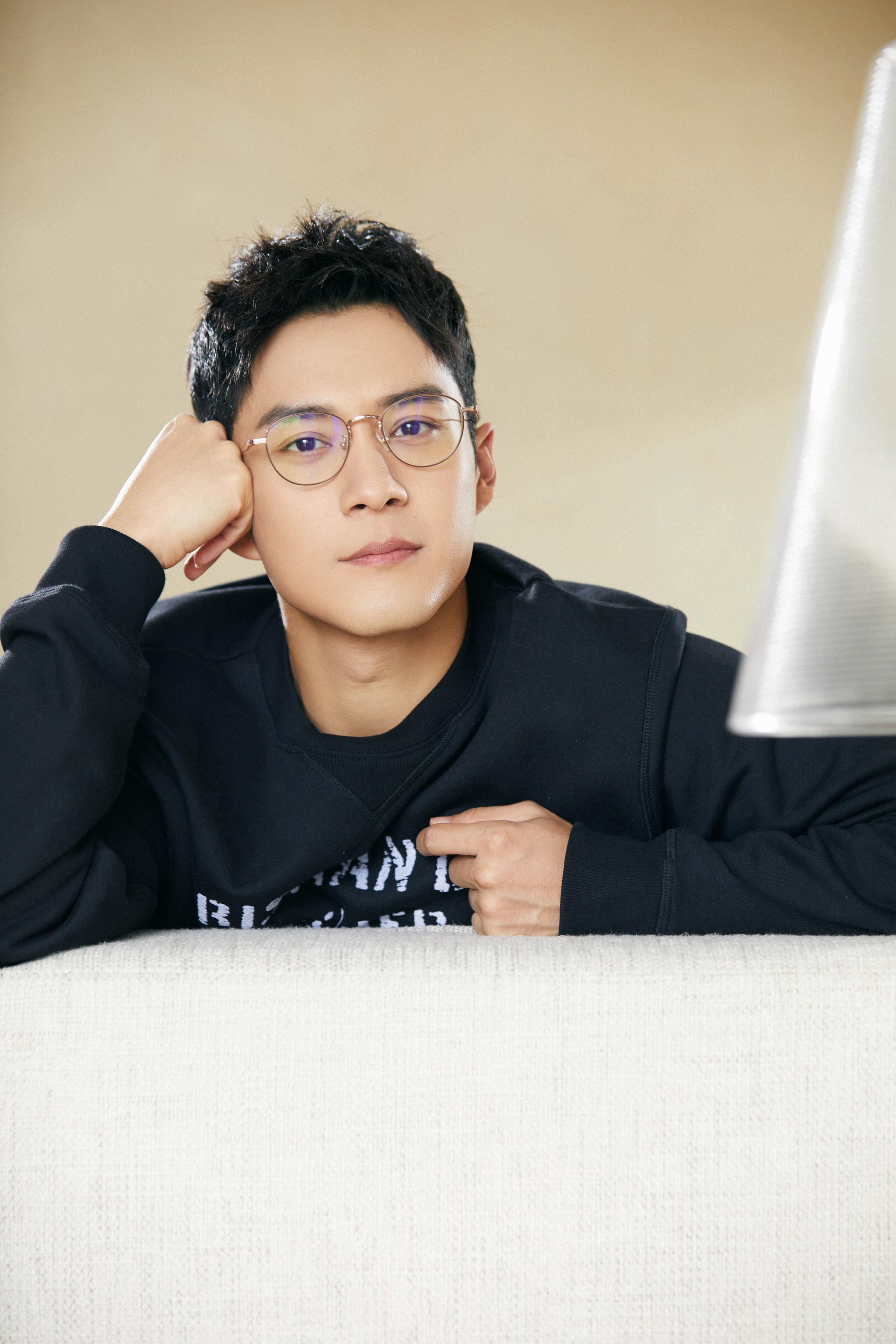 韩东君出席品牌活动 暖男初秋穿搭简约不简单