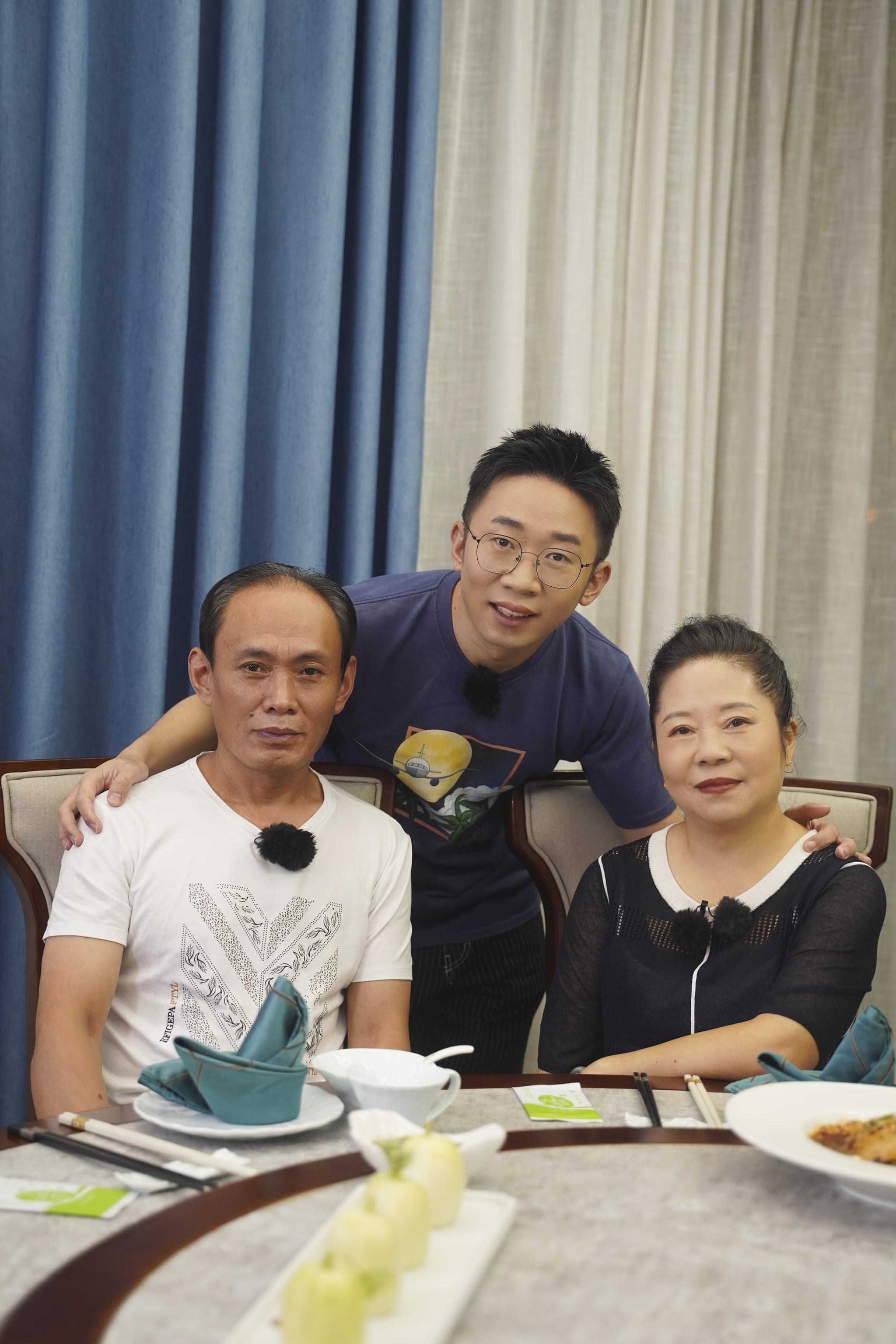 和爸爸妈妈一起在饭桌上开启了好身材的回顾之旅,对于杨迪妈妈来说,好