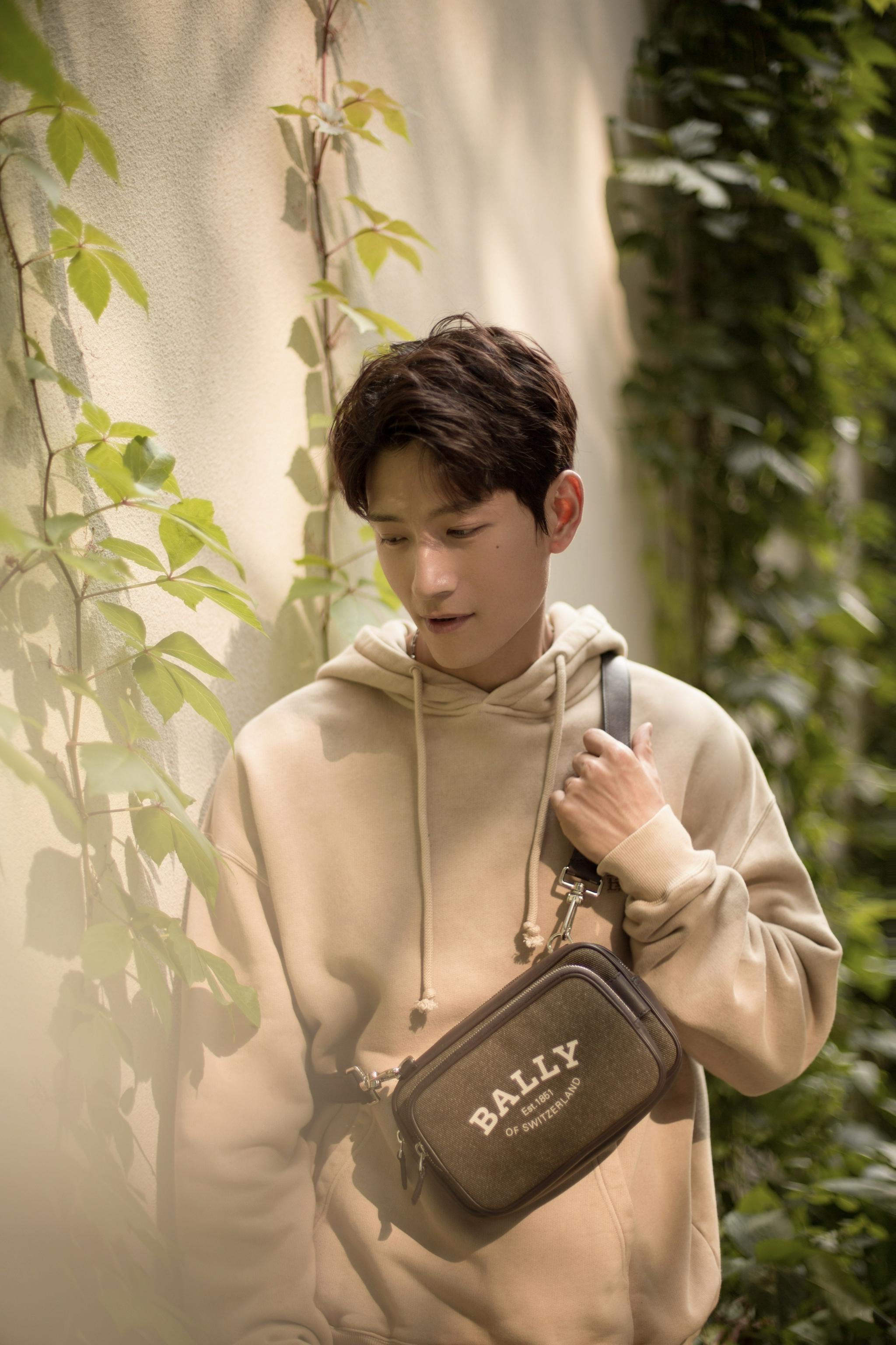 张峻宁晒秋日ootd 暖阳下感受随性自我