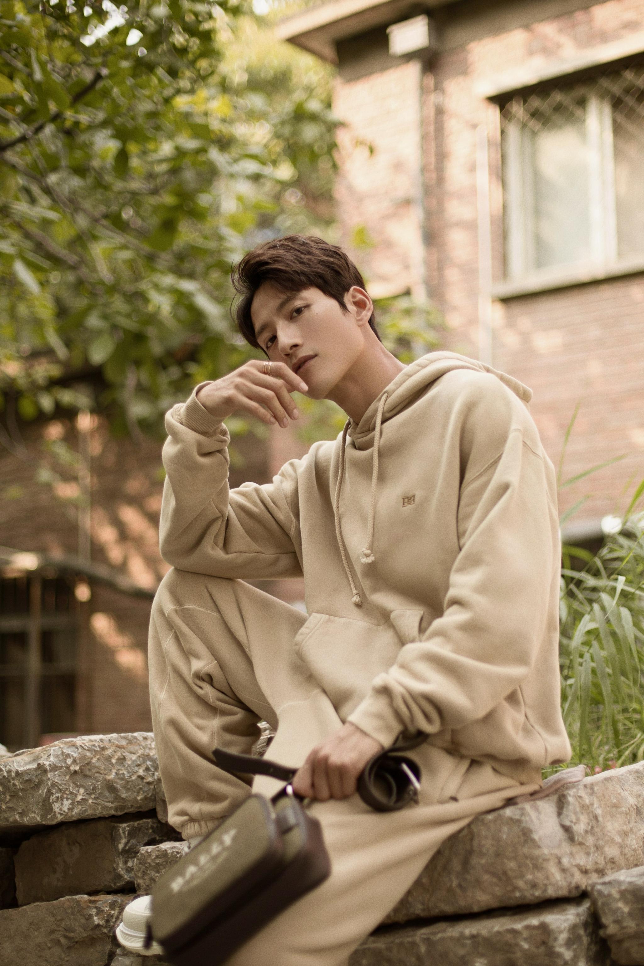 张峻宁晒秋日ootd 暖阳下感受随性自我