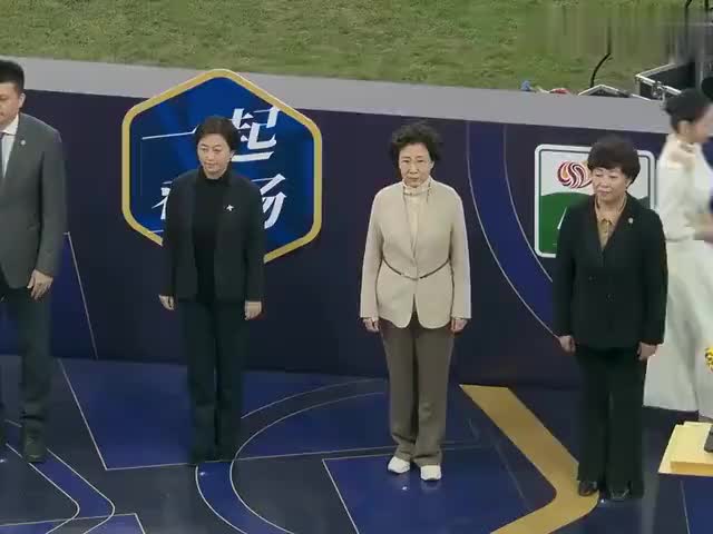 武磊带领上海海港全队登台领奖并在大连梭鱼湾捧起中超冠军奖杯！