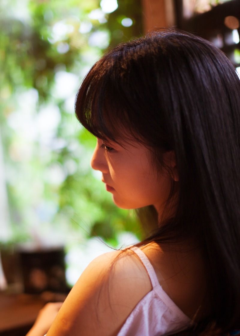 靓靓聊图集:零零后清纯素颜刘海小美女,美貌与才华兼备