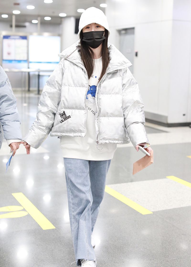 袁冰妍街拍lalabobo银色羽绒服牛仔阔腿裤简约温暖