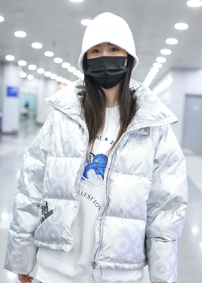 袁冰妍街拍lalabobo银色羽绒服牛仔阔腿裤简约温暖