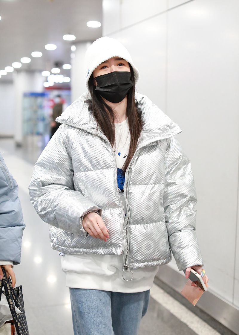 袁冰妍街拍lalabobo银色羽绒服牛仔阔腿裤简约温暖