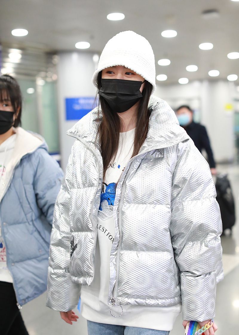 袁冰妍街拍:lala bobo银色羽绒服牛仔阔腿裤简约温暖