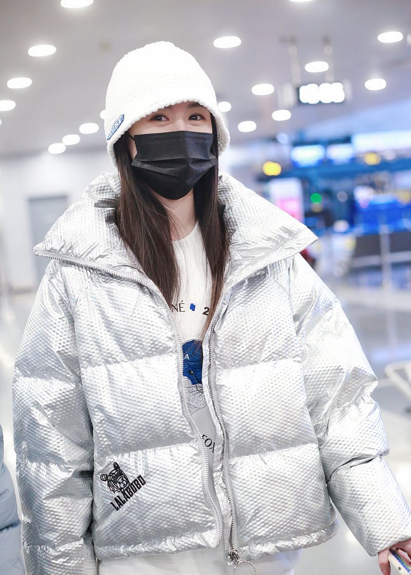 袁冰妍街拍lalabobo银色羽绒服牛仔阔腿裤简约温暖