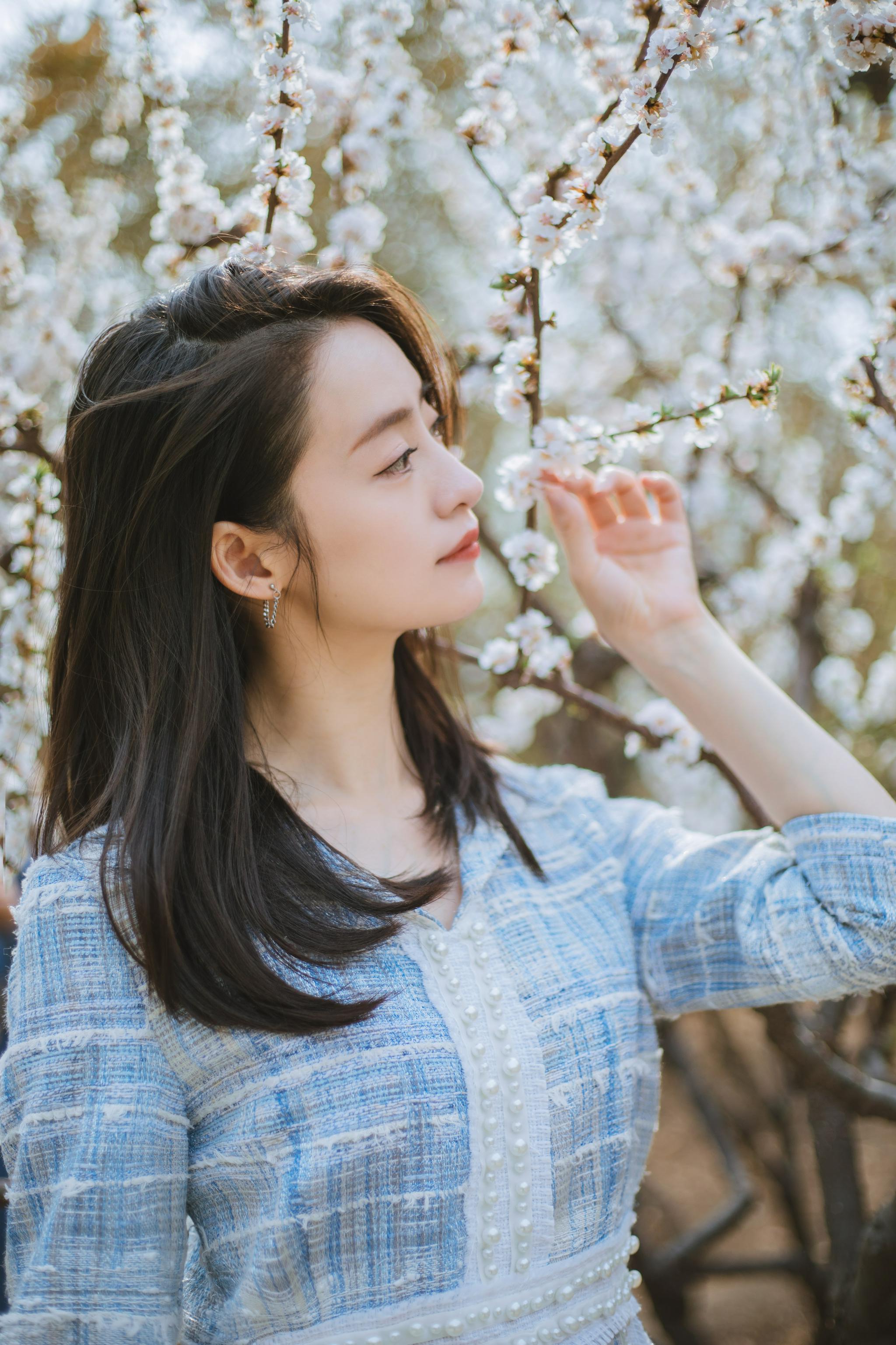 依灵写真图灵动出炉 绝美侧颜独立脱俗