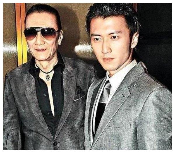 年轻时的谢贤有多厉害?李小龙和他合影,光靠站位就能看出其地位