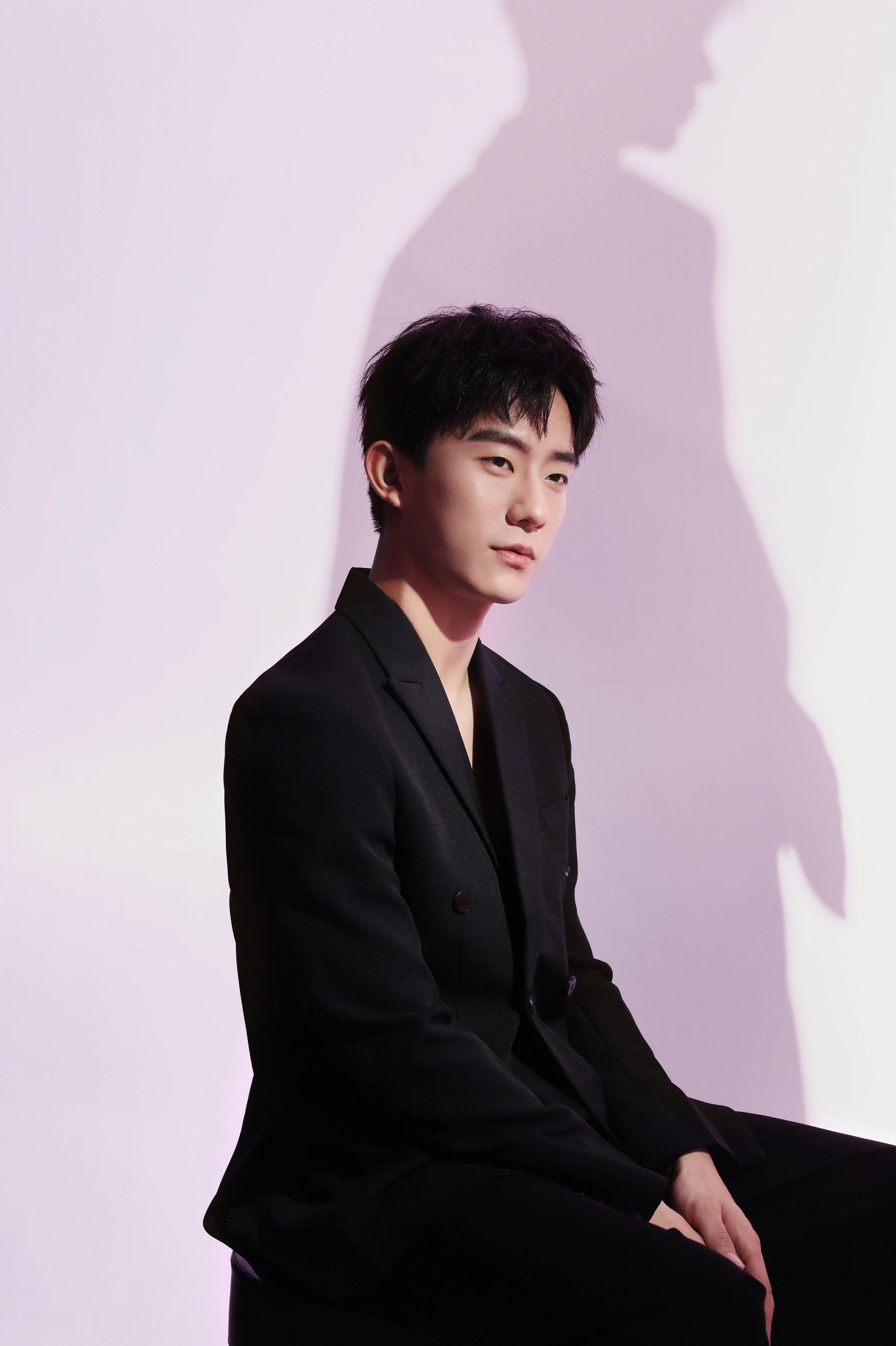 郑好粉色光影大片曝光 纯黑西装温润雅致彰显少年独特气质